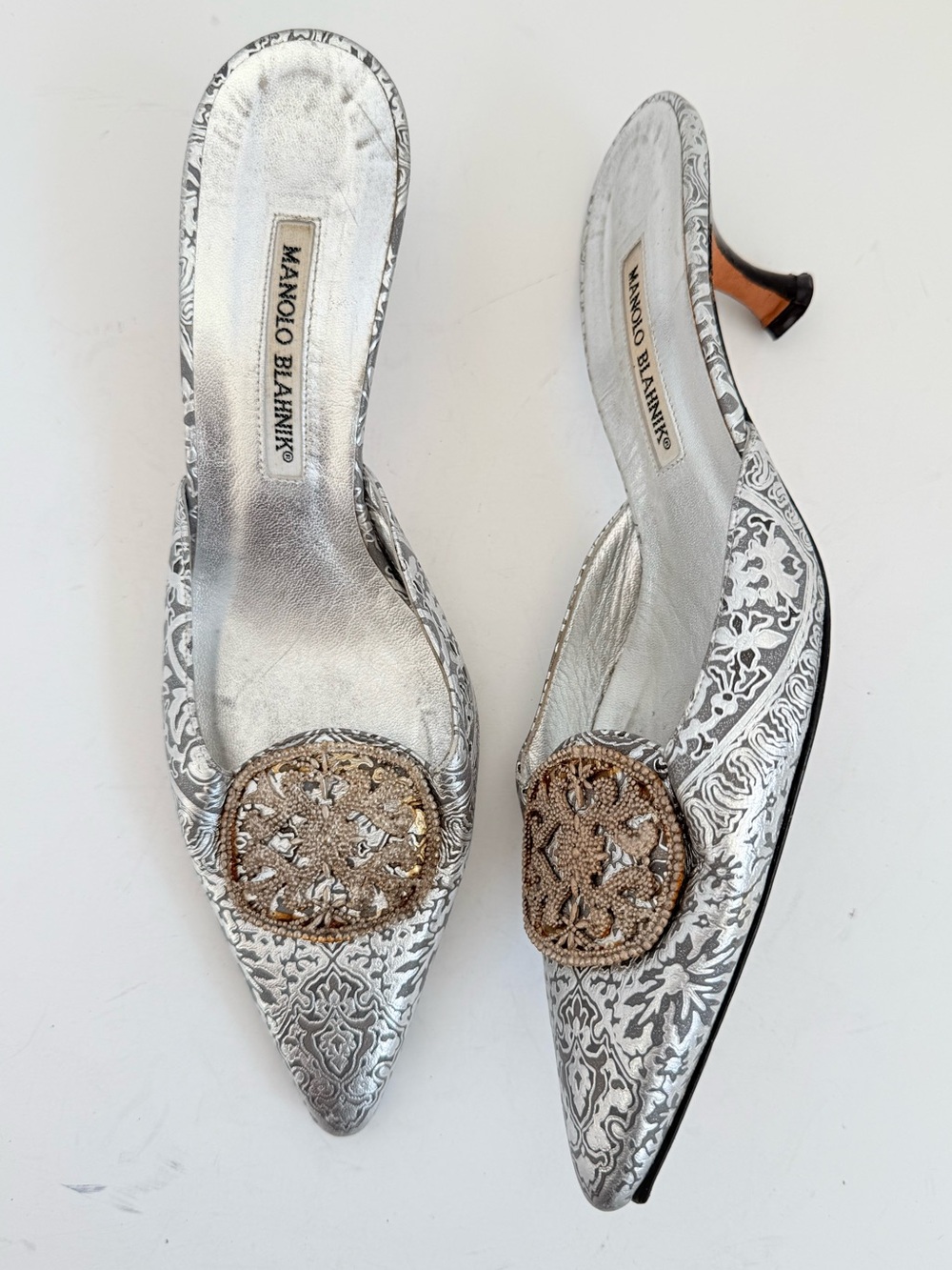 Manolo Blahnik Silver Metallic Brocade Jacquard Beaded Medallion mules heels 39 - Picture 2 of 8